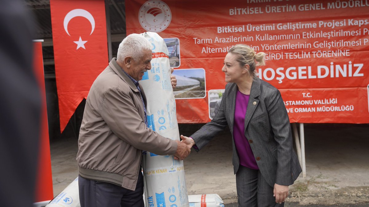 KastamonuTRM's tweet photo. 🌱 Sera Örtüleri Üreticilerimizle Buluştu

Bakanlığımız tarafından yürütülen Bitkisel Üretimi Geliştirme Projesi kapsamında hazırlanan “Sera Örtüsü ile Sebzeler Her Dem Yeşil Projesi” doğrultusunda temin edilen sera örtülerinin üreticilerimize dağıtımı gerçekleştirildi.

%50 Bakanlık, %50 üretici katkısıyla hayata geçirilen ve toplam bütçesi 5 milyon TL olan proje kapsamında, 2 milyon 500 bin TL Bakanlık katkısı sağlandı. Yapılan ihale sonucunda farklı ebatlarda toplam 33.600 kg, 502 adet sera örtüsü temin edilerek ilçe müdürlüklerimizin talepleri doğrultusunda üreticilerimize tahsis edildi.

Dağıtım programına; Kastamonu Milletvekilimiz Fatma Serap Ekmekci, İl Başkanı Ahmet Sevgilioğlu, İl Tarım ve Orman Müdürümüz Ahmet Kılıç, Ziraat Odası Başkanı Mehmet Butur, Merkez İlçe Başkanı Yaşar Özdemir, Gençlik Kolları Başkanı, İl Müdür Yardımcılarımız, Şube Müdürlerimiz, İl Müdürlüğümüz personeli ve üreticilerimiz katıldı.

Programda konuşan İl Müdürümüz Ahmet Kılıç, Kastamonu’da TÜİK verilerine göre yaklaşık 320 dekar sera alanı bulunduğunu ve yaklaşık 1.900 üreticimizin seracılıkla uğraştığını veya serasının bulunduğunu ifade etti. Özellikle Merkez ve İnebolu ilçelerimizde yoğunlaşan seracılığın, Bakanlığımız tarafından sağlanan sera ve sera örtüsü destekleriyle her geçen yıl geliştiğini belirtti.

Son üç yıl içerisinde üreticilerimize 1.356 adet sera örtüsü teslim edilirken, bu yıl dağıtımı gerçekleştirilen 502 adet sera örtüsüyle üreticilerimize verilen desteğin devam ettiği vurgulandı. Ayrıca Bakanlığımızın kırsal kalkınma ve IFAD projeleri kapsamında bugüne kadar farklı ebatlarda 152 adet sera üreticilerimizin kullanımına sunuldu.

Öte yandan Tarım Arazilerinin Kullanımının Etkinleştirilmesi (TAKE) Projesi kapsamında 2025 yılında 10 proje, 2026 yılında ise 13 proje hayata geçirilerek bitkisel üretimin geliştirilmesine yönelik çalışmalar sürdürüldü.

Üreticilerimize teslim edilen sera örtülerinin üretime güç katmasını, bereketli ve bol kazançlı bir üretim sezonuna vesile olmasını diliyoruz.

Üreten çiftçimizin, büyüyen Kastamonu tarımının yanında olmaya devam ediyoruz. 🌱🚜 @ibrahimyumakli @TCTarim @Bugemtr