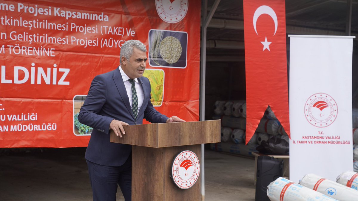 KastamonuTRM's tweet photo. 🌱 Sera Örtüleri Üreticilerimizle Buluştu

Bakanlığımız tarafından yürütülen Bitkisel Üretimi Geliştirme Projesi kapsamında hazırlanan “Sera Örtüsü ile Sebzeler Her Dem Yeşil Projesi” doğrultusunda temin edilen sera örtülerinin üreticilerimize dağıtımı gerçekleştirildi.

%50 Bakanlık, %50 üretici katkısıyla hayata geçirilen ve toplam bütçesi 5 milyon TL olan proje kapsamında, 2 milyon 500 bin TL Bakanlık katkısı sağlandı. Yapılan ihale sonucunda farklı ebatlarda toplam 33.600 kg, 502 adet sera örtüsü temin edilerek ilçe müdürlüklerimizin talepleri doğrultusunda üreticilerimize tahsis edildi.

Dağıtım programına; Kastamonu Milletvekilimiz Fatma Serap Ekmekci, İl Başkanı Ahmet Sevgilioğlu, İl Tarım ve Orman Müdürümüz Ahmet Kılıç, Ziraat Odası Başkanı Mehmet Butur, Merkez İlçe Başkanı Yaşar Özdemir, Gençlik Kolları Başkanı, İl Müdür Yardımcılarımız, Şube Müdürlerimiz, İl Müdürlüğümüz personeli ve üreticilerimiz katıldı.

Programda konuşan İl Müdürümüz Ahmet Kılıç, Kastamonu’da TÜİK verilerine göre yaklaşık 320 dekar sera alanı bulunduğunu ve yaklaşık 1.900 üreticimizin seracılıkla uğraştığını veya serasının bulunduğunu ifade etti. Özellikle Merkez ve İnebolu ilçelerimizde yoğunlaşan seracılığın, Bakanlığımız tarafından sağlanan sera ve sera örtüsü destekleriyle her geçen yıl geliştiğini belirtti.

Son üç yıl içerisinde üreticilerimize 1.356 adet sera örtüsü teslim edilirken, bu yıl dağıtımı gerçekleştirilen 502 adet sera örtüsüyle üreticilerimize verilen desteğin devam ettiği vurgulandı. Ayrıca Bakanlığımızın kırsal kalkınma ve IFAD projeleri kapsamında bugüne kadar farklı ebatlarda 152 adet sera üreticilerimizin kullanımına sunuldu.

Öte yandan Tarım Arazilerinin Kullanımının Etkinleştirilmesi (TAKE) Projesi kapsamında 2025 yılında 10 proje, 2026 yılında ise 13 proje hayata geçirilerek bitkisel üretimin geliştirilmesine yönelik çalışmalar sürdürüldü.

Üreticilerimize teslim edilen sera örtülerinin üretime güç katmasını, bereketli ve bol kazançlı bir üretim sezonuna vesile olmasını diliyoruz.

Üreten çiftçimizin, büyüyen Kastamonu tarımının yanında olmaya devam ediyoruz. 🌱🚜 @ibrahimyumakli @TCTarim @Bugemtr