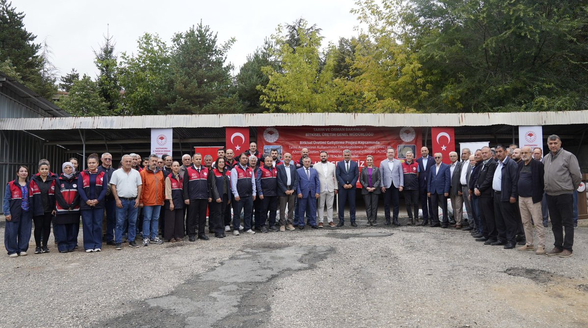 KastamonuTRM's tweet photo. 🌱 Sera Örtüleri Üreticilerimizle Buluştu

Bakanlığımız tarafından yürütülen Bitkisel Üretimi Geliştirme Projesi kapsamında hazırlanan “Sera Örtüsü ile Sebzeler Her Dem Yeşil Projesi” doğrultusunda temin edilen sera örtülerinin üreticilerimize dağıtımı gerçekleştirildi.

%50 Bakanlık, %50 üretici katkısıyla hayata geçirilen ve toplam bütçesi 5 milyon TL olan proje kapsamında, 2 milyon 500 bin TL Bakanlık katkısı sağlandı. Yapılan ihale sonucunda farklı ebatlarda toplam 33.600 kg, 502 adet sera örtüsü temin edilerek ilçe müdürlüklerimizin talepleri doğrultusunda üreticilerimize tahsis edildi.

Dağıtım programına; Kastamonu Milletvekilimiz Fatma Serap Ekmekci, İl Başkanı Ahmet Sevgilioğlu, İl Tarım ve Orman Müdürümüz Ahmet Kılıç, Ziraat Odası Başkanı Mehmet Butur, Merkez İlçe Başkanı Yaşar Özdemir, Gençlik Kolları Başkanı, İl Müdür Yardımcılarımız, Şube Müdürlerimiz, İl Müdürlüğümüz personeli ve üreticilerimiz katıldı.

Programda konuşan İl Müdürümüz Ahmet Kılıç, Kastamonu’da TÜİK verilerine göre yaklaşık 320 dekar sera alanı bulunduğunu ve yaklaşık 1.900 üreticimizin seracılıkla uğraştığını veya serasının bulunduğunu ifade etti. Özellikle Merkez ve İnebolu ilçelerimizde yoğunlaşan seracılığın, Bakanlığımız tarafından sağlanan sera ve sera örtüsü destekleriyle her geçen yıl geliştiğini belirtti.

Son üç yıl içerisinde üreticilerimize 1.356 adet sera örtüsü teslim edilirken, bu yıl dağıtımı gerçekleştirilen 502 adet sera örtüsüyle üreticilerimize verilen desteğin devam ettiği vurgulandı. Ayrıca Bakanlığımızın kırsal kalkınma ve IFAD projeleri kapsamında bugüne kadar farklı ebatlarda 152 adet sera üreticilerimizin kullanımına sunuldu.

Öte yandan Tarım Arazilerinin Kullanımının Etkinleştirilmesi (TAKE) Projesi kapsamında 2025 yılında 10 proje, 2026 yılında ise 13 proje hayata geçirilerek bitkisel üretimin geliştirilmesine yönelik çalışmalar sürdürüldü.

Üreticilerimize teslim edilen sera örtülerinin üretime güç katmasını, bereketli ve bol kazançlı bir üretim sezonuna vesile olmasını diliyoruz.

Üreten çiftçimizin, büyüyen Kastamonu tarımının yanında olmaya devam ediyoruz. 🌱🚜 @ibrahimyumakli @TCTarim @Bugemtr