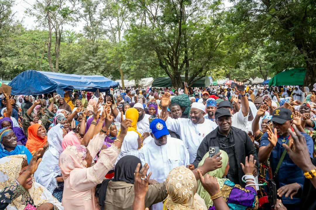 YouthConnec's tweet photo. COMMUNITY. CONNECTION. CONVERSATION.

From the mosque to the church and other public spaces, engaging with people remains an important part of understanding the communities that make up Oyo.

The conversation about Oyo’s future includes everyone.

#BSA2027 #OyoAHEAD #ÌtayoÒyó https://t.co/cJtXIXRTIn