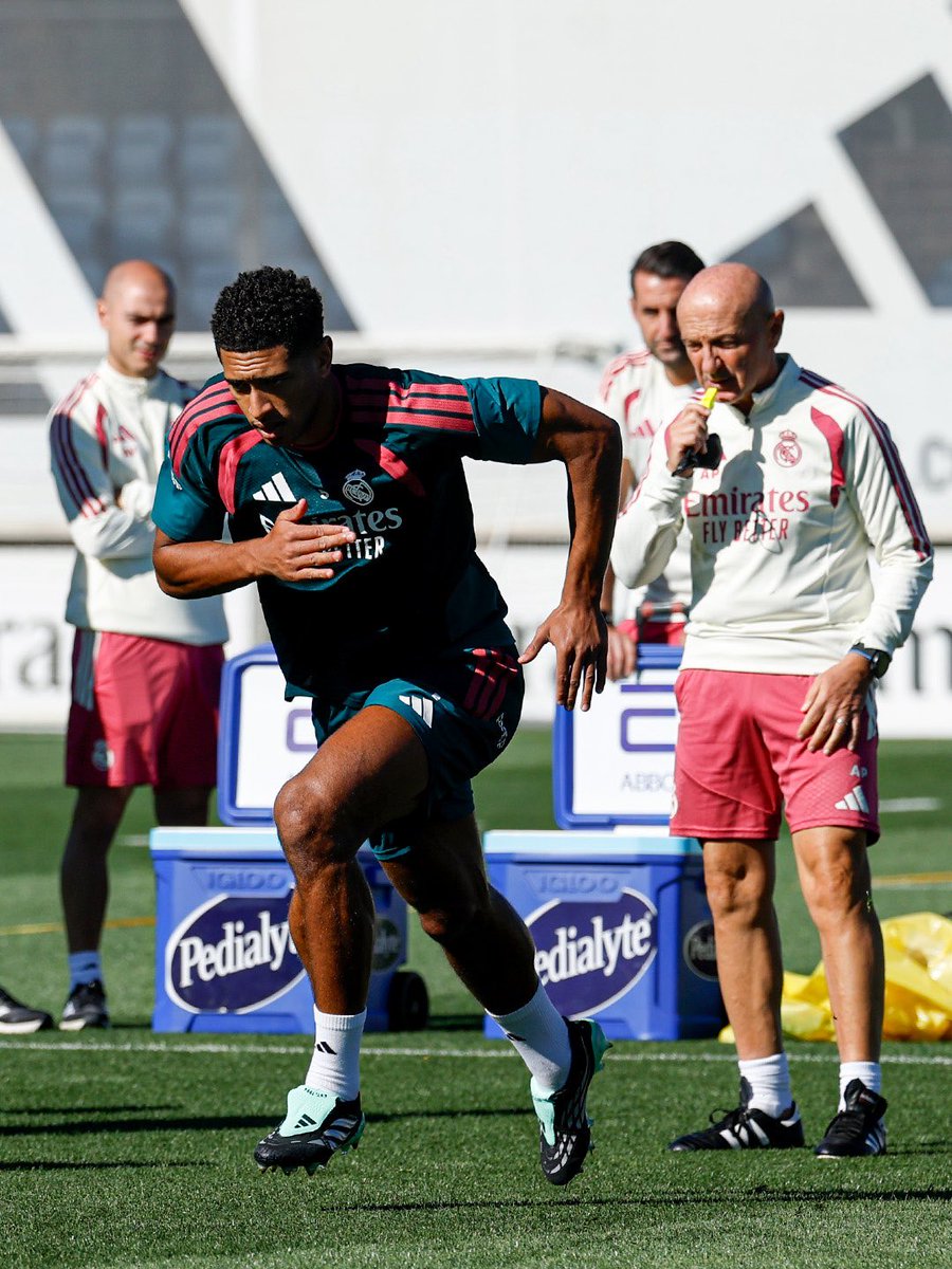 theMadridZone's tweet photo. 🚨⚪️ Real Madrid Source: “Jude Bellingham is the club’s most DISCIPLINED player.”

He stays back in the afternoon for extra gym and recovery sessions. @TheAthleticFC https://t.co/66cYf90mLv