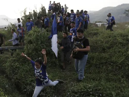 weekendersboy's tweet photo. @Boredlonelyy Hal yg "TIDAK" bisa dilakukan oleh fans "Jakarta" ketika ingin ke stadion..

Melewati obstacle 😂🤣 https://t.co/vGZG7UZEms