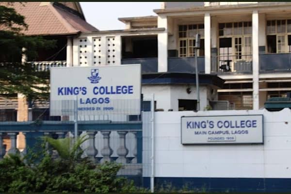 PrimeInsightHq's tweet photo. 🚨 King’s College Lagos crisis escalates.

Police sealed the school amid protests over its proposed concession, while the FG has now paused implementation for two weeks.

What happened — and what comes next? 👇🏾

🔗 https://t.co/4HqTTEuZq8

#KingsCollege #Nigeria #BreakingNews https://t.co/tMFGYnzQbY