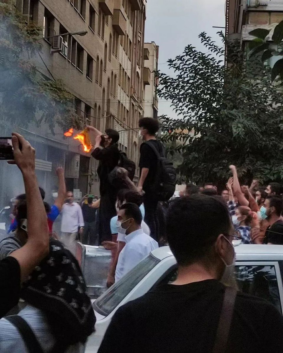 YaarGhadimi's tweet photo. #مهسا_امینی قهرمان نبود یه قربانی بود مثل قربانیان هواپیمای اوکراینی و در راه مبارزه هم کشته نشد. اتفاقا حجاب هم داشت.
قهرمان اونهایی هستن که در راه مبارزه کشته میشن مثل مجیدرضا و نیکا و حدیث و کیان و سارینا.

قربانی عزیزه و انتقامش باید گرفته بشه ولی هزار قربانی یه قهرمان نمیشن. https://t.co/3xSNKxuCL3