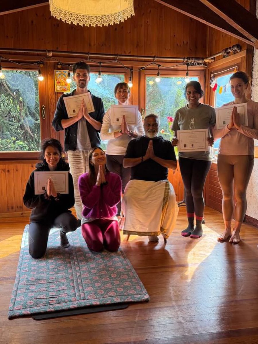 MichelBrisjd7's tweet photo. We tried Ashtanga yoga. What better opportunity than a full weekend with master Ramesh Shetty? Grateful for the experience and honored to have met Sara Tarisha. Physically: bruises and pain. https://t.co/IhqWuggaPa