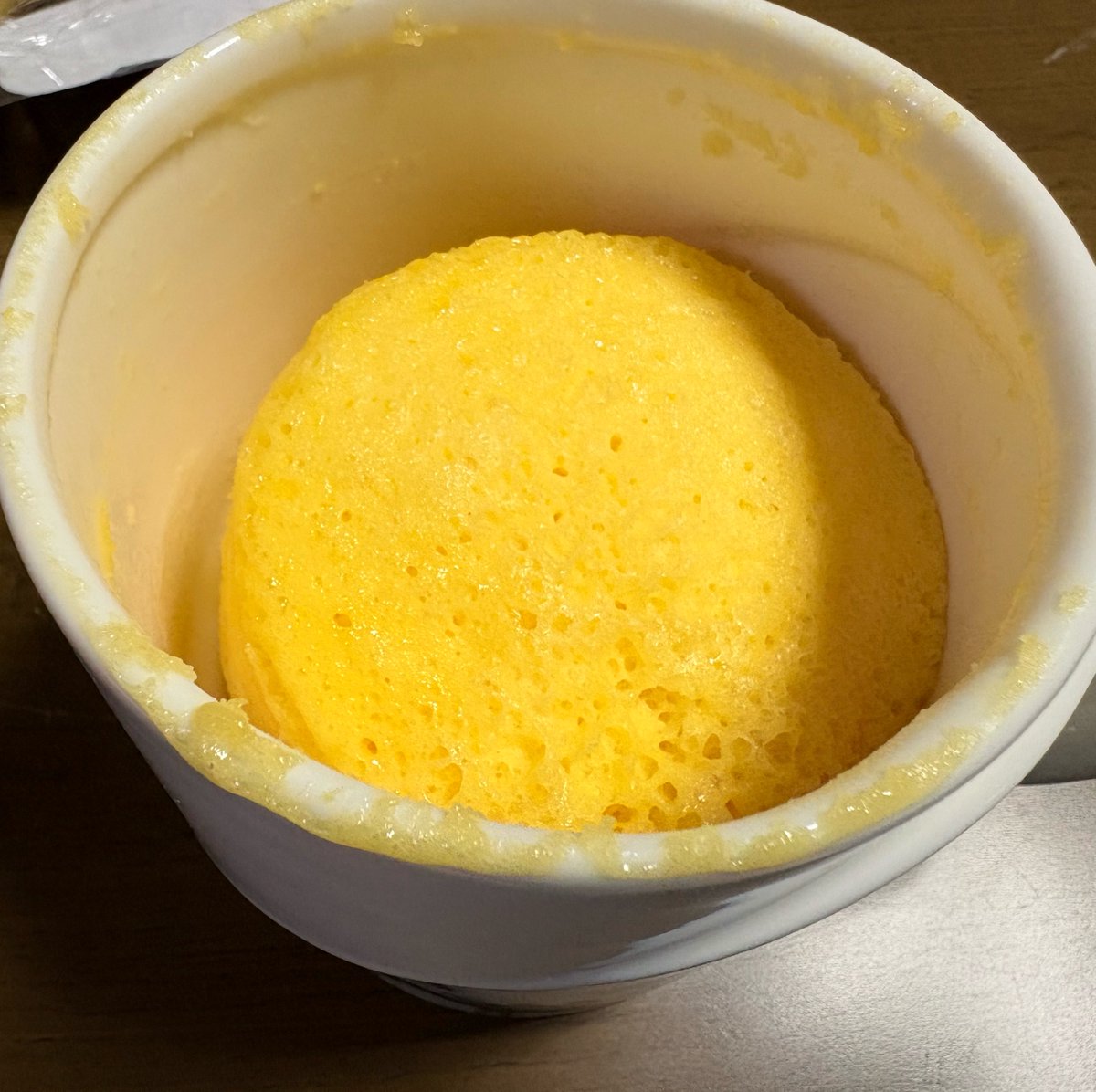 Cuym_18bit's tweet photo. リベンジカップケーキ！
前回よりデカめのマグカップで成功した✨
チョコと練乳かけたらほぼオムライス(？) https://t.co/qYFIJ3P38P