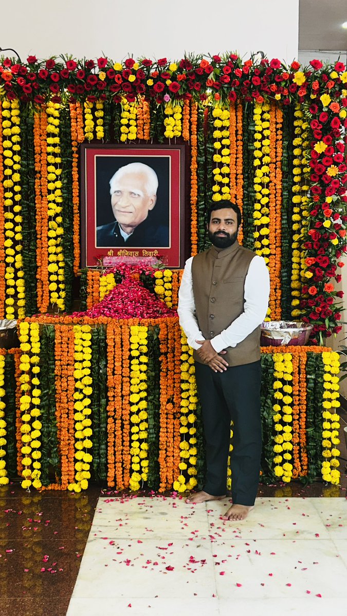 Utkarsh0401's tweet photo. कुछ व्यक्तित्व समय के साथ स्मृतियों में नहीं खोते, बल्कि हर पीढ़ी के साथ और अधिक जीवंत होते जाते हैं।
आज मध्य प्रदेश विधानसभा में माननीय मुख्यमंत्री जी की उपस्थिति में आयोजित पुष्पांजलि कार्यक्रम में पूजनीय दादा श्रीयुत जी के छायाचित्र पर पुष्प अर्पित कर श्रद्धापूर्वक नमन किया। https://t.co/mQUi6UqQT9