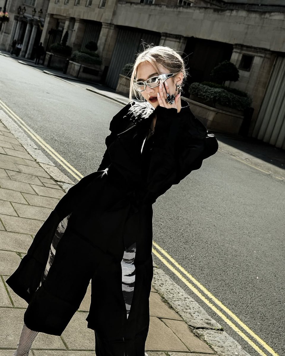jolynnnz_'s tweet photo. Strutting the streets of London in  , ready to captivate London Fashion Week. 🖤

coat
jewellery
glasses https://t.co/ekv0IIphMK