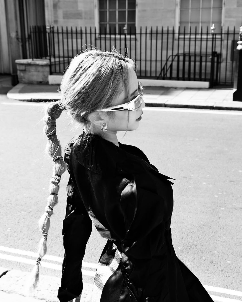 jolynnnz_'s tweet photo. Strutting the streets of London in  , ready to captivate London Fashion Week. 🖤

coat
jewellery
glasses https://t.co/ekv0IIphMK