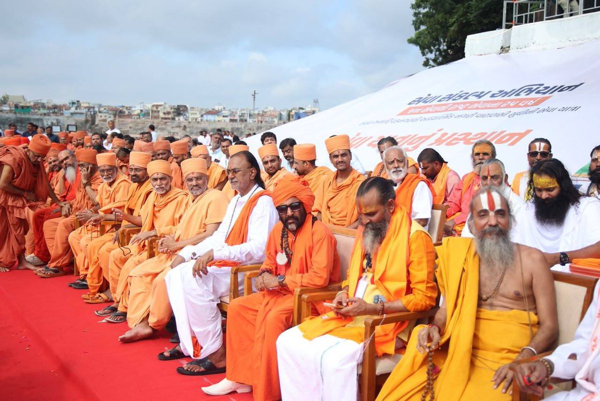 mieknathshinde's tweet photo. मोदीजींच्या बाबतीत वयाचे आकडे नव्हे, तर कर्तृत्वाची उंची मोजली जाते; ती हिमालयाच्या उंचीने आणि जनतेप्रती कार्याची खोली अरबी समुद्राने मोजावी, असे मत याप्रसंगी व्यक्त केले. त्यांनी केलेला विकास हा सामान्य माणसाच्या जीवनाशी जोडला गेला असून योजना कागदावरच न राहता लोकांच्या जीवनात पोहोचल्या असल्याचे यावेळी अधोरेखित केले. 

भारत दहाव्या स्थानावरून चौथ्या क्रमांकावर पोहोचला असून तिसऱ्या क्र���ांकाची अर्थव्यवस्था बनण्याचा संकल्प आहे. मेक इन इंडिया, स्टार्टअप इंडिया, स्टँडअप इंडिया आणि आत्मनिर्भर भारत या मार्गाने देश वेगाने पुढे जात आहे. कलम ३७० हटविणे, देशाची सुरक्षा आणि भारतीय लष्कराची क्षमता यामुळे त्यांच्या नेतृत्वाखाली नवा #भारत उभा रहात असल्याचे मत याप्रसंगी व्यक्त केले.