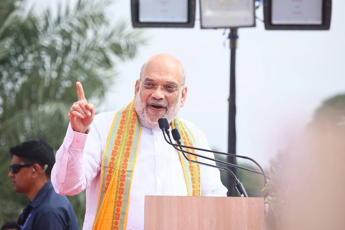 mieknathshinde's tweet photo. मोदीजींच्या बाबतीत वयाचे आकडे नव्हे, तर कर्तृत्वाची उंची मोजली जाते; ती हिमालयाच्या उंचीने आणि जनतेप्रती कार्याची खोली अरबी समुद्राने मोजावी, असे मत याप्रसंगी व्यक्त केले. त्यांनी केलेला विकास हा सामान्य माणसाच्या जीवनाशी जोडला गेला असून योजना कागदावरच न राहता लोकांच्या जीवनात पोहोचल्या असल्याचे यावेळी अधोरेखित केले. 

भारत दहाव्या स्थानावरून चौथ्या क्रमांकावर पोहोचला असून तिसऱ्या क्र���ांकाची अर्थव्यवस्था बनण्याचा संकल्प आहे. मेक इन इंडिया, स्टार्टअप इंडिया, स्टँडअप इंडिया आणि आत्मनिर्भर भारत या मार्गाने देश वेगाने पुढे जात आहे. कलम ३७० हटविणे, देशाची सुरक्षा आणि भारतीय लष्कराची क्षमता यामुळे त्यांच्या नेतृत्वाखाली नवा #भारत उभा रहात असल्याचे मत याप्रसंगी व्यक्त केले.