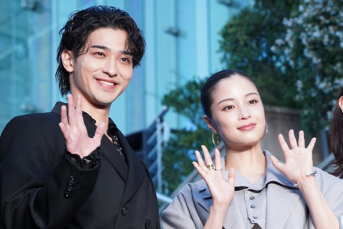 eiga_natalie's tweet photo. 「汝、星のごとく」キャスト・監督がブルーカーペットに集結🟦

横浜流星、広瀬すず、中村アン、濱田岳、尾野真千子、木村佳乃、石田ゆり子、長谷川博己、藤井道人が登場（写真12枚📸）
https://t.co/qlXDox1nbl

#汝星のごとく https://t.co/4zXky1pTxj