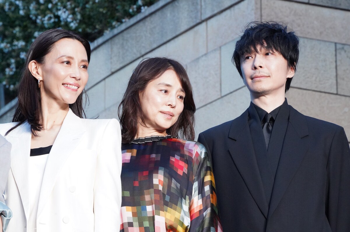 eiga_natalie's tweet photo. 「汝、星のごとく」キャスト・監督がブルーカーペットに集結🟦

横浜流星、広瀬すず、中村アン、濱田岳、尾野真千子、木村佳乃、石田ゆり子、長谷川博己、藤井道人が登場（写真12枚📸）
https://t.co/qlXDox1nbl

#汝星のごとく https://t.co/4zXky1pTxj