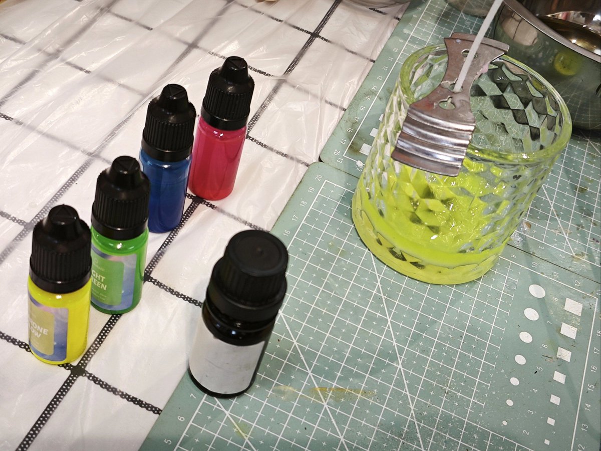 MertSenabzc's tweet photo. Tried a hand-poured candle making workshop today! Mixing custom scents + pouring wax into unique molds, my hands felt creative and the final piece smells like summer’s sweet nostalgia. A perfect small art break from the busy week!， https://t.co/FAqihS3AQI