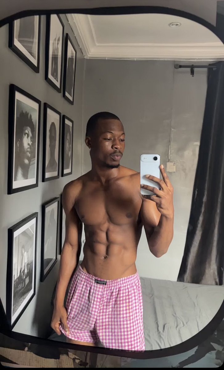 ambuikem's tweet photo. As a MAN why aren’t you built like this ???? https://t.co/XBrHcba9Oi