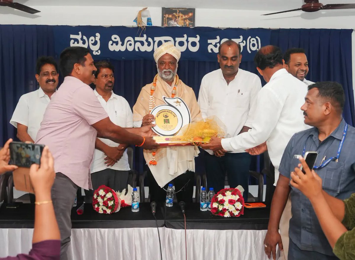 KSBasavanthappa's tweet photo. ಉಡುಪಿ ಜಿಲ್ಲೆಯ ಮಲ್ಪೆಗೆ ಭೇಟಿ ನೀಡಿದ ಸಂದರ್ಭದಲ್ಲಿ ಮಲ್ಪೆ ಮೀನುಗಾರರ ಸಂಘದವರು ಸನ್ಮಾನಿಸಿ ಗೌರವಿಸಿದರು.
ಈ ವೇಳೆ ಸಂಘದ ಮನವಿ ಪತ್ರಗಳು ಹಾಗೂ ವಿವಿಧ ಬೇಡಿಕೆಗಳನ್ನು ಸ್ವೀಕರಿಸಿದೆ.
ನೀವು ತೋರಿದ ಪ್ರೀತಿ, ಅಭಿಮಾನಕ್ಕೆ ಬೆಲೆ ಕಟ್ಟಲಾಗದು. ಸದಾ ಕೃತಜ್ಞ.
#KSBasavanthappa #Malpe #Fishermen #FishermenWelfare #Udupi https://t.co/xBLuDib5Jn