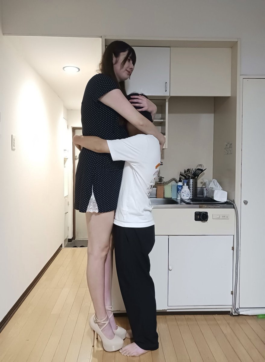 _misha_182_'s tweet photo. 圧倒的な2m級デカ女とハグ♡ https://t.co/jctggErBLQ