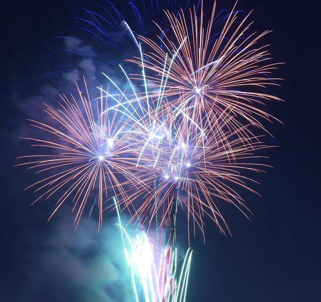 taffk648606's tweet photo. [Midnight countdown, confetti in air, the new year’s sparkles start tonight #NewYearsEve]， https://t.co/Yku5o5qL6R