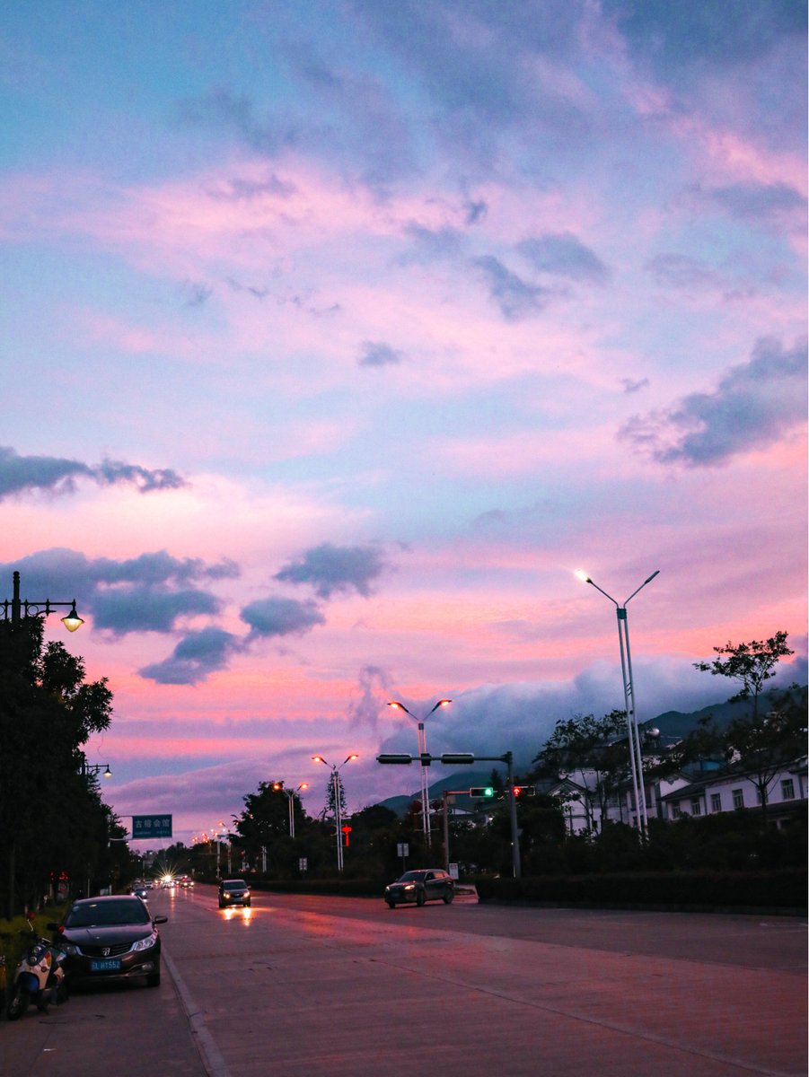 JerryBrookffgr's tweet photo. Chasing the sunset with a cold iced coffee and my favorite playlist—this is exactly how to slow down and savor small, perfect moments.， https://t.co/6kRyXg5PS4