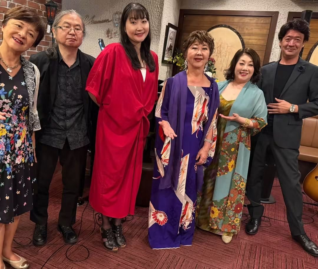 kaerutachi's tweet photo. ✒️マダムの蛙たちレポ✒️
2026年9月16日(水)編

曲目、各出演者のステージ写真は、
こちらのURLからご覧いただけます⏬
https://t.co/jIEXxg1UUn

#水織ゆみ #尾川京子 #琴音 #砂原嘉博 #髙野ピエール #蛙たち https://t.co/3utXHpsHFd
