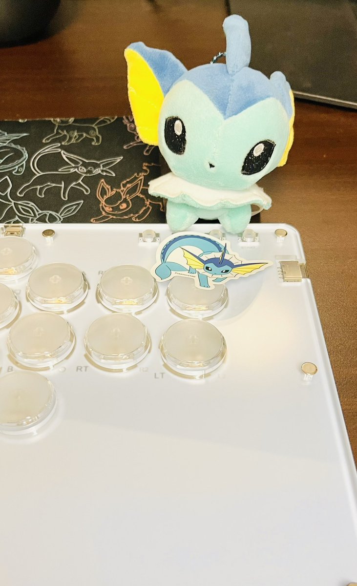 gsrgdd532's tweet photo. 買ったばっかりのアケコンにシャワーズのステッカー貼るか悩む https://t.co/xVYCHr6zE9