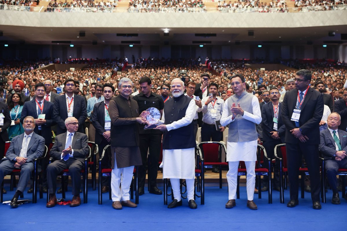 narendramodi's tweet photo. The energy at SEMICON India 2026 has to be seen to be believed! 

I feel very proud that India is expanding its efforts in a sector such as semiconductors. https://t.co/l5HBsR8E61