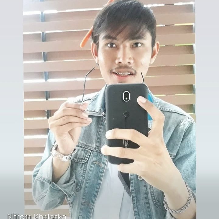 joc7v3's tweet photo. # " ถ้าพี่นั่งตรงนั้นแล้วทำตัวไม่ถูก
 ก็มานั่งบนปลายจมูกผมได้นะค้าบ
😝😚😅 
#อุดรทำถึง #อุดร  #อุดรในเมือง
#อุดรธานี #อุดรลับๆ https://t.co/LRuQeMpBti