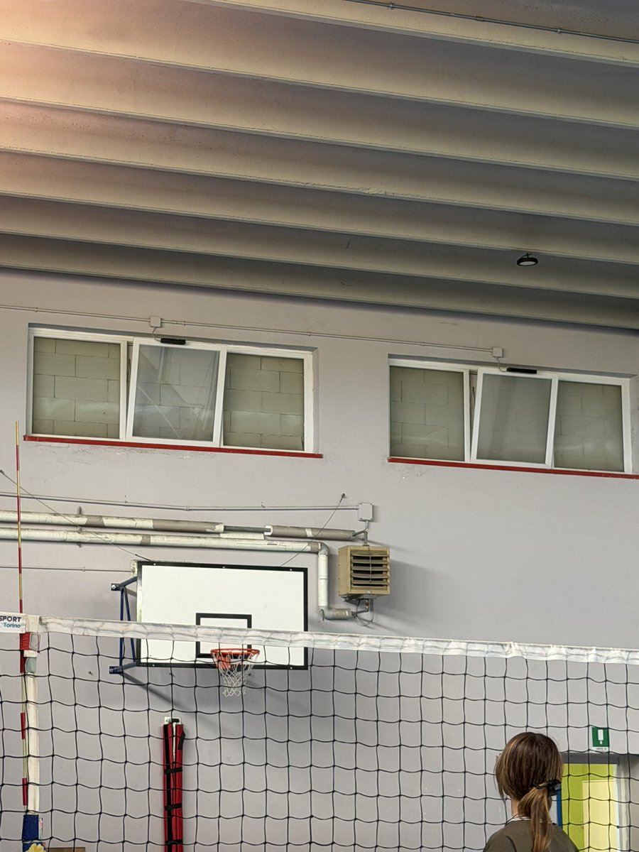 slitssamuu's tweet photo. genuinely WHAT are these windows for https://t.co/4OF1XyWarg