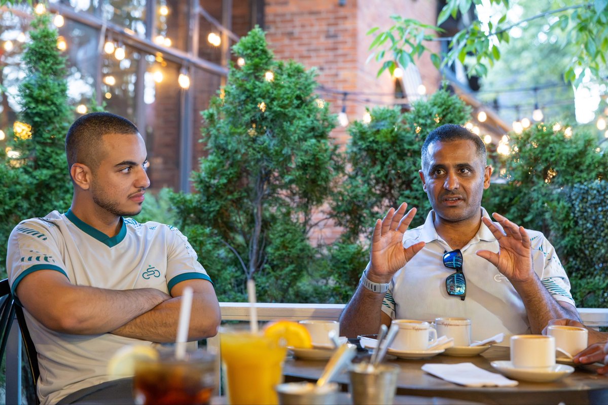 Saudi_Cycling's tweet photo. الرئيس @Ialshahrani_Ab يلتقي بعثة الأخضر في مونتريال، بعد أول حصة تدريبية استعدادًا لبطولة العالم.

#Montréal2026 #SaudiCycling https://t.co/zb24tFp56z
