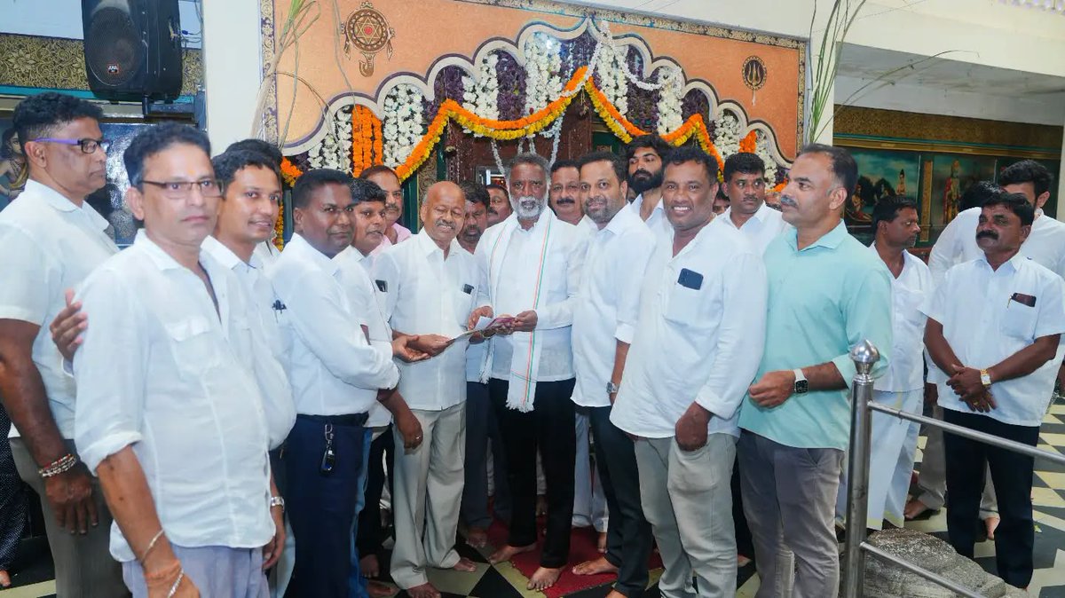 KSBasavanthappa's tweet photo. ಉಡುಪಿ ಪ್ರವಾಸದ ಸಂದರ್ಭದಲ್ಲಿ ಮಲ್ಪೆ ಕೊಡವೂರಿನ ಮಹತೋಭಾರ ಶ್ರೀ ಶಂಕರನಾರಾಯಣ ದೇವಸ್ಥಾನಕ್ಕೆ ಭೇಟಿ ನೀಡಿ, ಸ್ವಾಮಿಯ ದರ್ಶನ ಪಡೆದು ಪೂಜೆ ಸಲ್ಲಿಸಿದೆ.
ನಾಡಿನ ಜನತೆಗೆ ಸುಖ, ಶಾಂತಿ, ಸಮೃದ್ಧಿ ಹಾಗೂ ಉ���್ತಮ ಆರ��ಗ್ಯ, ರಾಜ್ಯದಲ್ಲಿ ಅಭಿವೃದ್ಧಿ ಮತ್ತು ನೆಮ್ಮದಿ ನೆಲೆಸಲಿ ಎಂದು ಪ್ರಾರ್ಥಿಸಿದೆ.
#KSBasavanthappa #Udupi #Malpe #Kodavoor https://t.co/W5Jnz2LlHZ