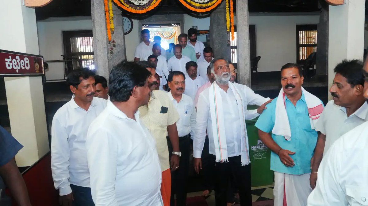 KSBasavanthappa's tweet photo. ಉಡುಪಿ ಪ್ರವಾಸದ ಸಂದರ್ಭದಲ್ಲಿ ಮಲ್ಪೆ ಕೊಡವೂರಿನ ಮಹತೋಭಾರ ಶ್ರೀ ಶಂಕರನಾರಾಯಣ ದೇವಸ್ಥಾನಕ್ಕೆ ಭೇಟಿ ನೀಡಿ, ಸ್ವಾಮಿಯ ದರ್ಶನ ಪಡೆದು ಪೂಜೆ ಸಲ್ಲಿಸಿದೆ.
ನಾಡಿನ ಜನತೆಗೆ ಸುಖ, ಶಾಂತಿ, ಸಮೃದ್ಧಿ ಹಾಗೂ ಉ���್ತಮ ಆರ��ಗ್ಯ, ರಾಜ್ಯದಲ್ಲಿ ಅಭಿವೃದ್ಧಿ ಮತ್ತು ನೆಮ್ಮದಿ ನೆಲೆಸಲಿ ಎಂದು ಪ್ರಾರ್ಥಿಸಿದೆ.
#KSBasavanthappa #Udupi #Malpe #Kodavoor https://t.co/W5Jnz2LlHZ