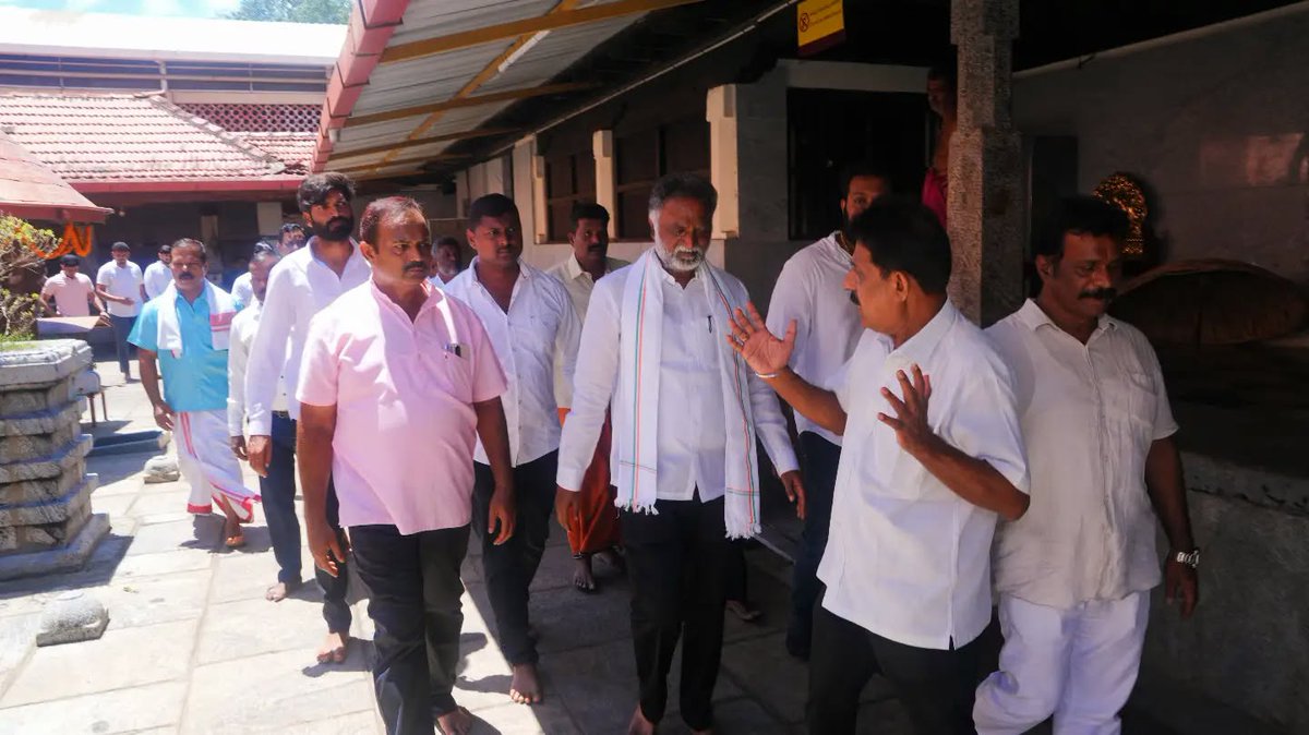 KSBasavanthappa's tweet photo. ಉಡುಪಿ ಪ್ರವಾಸದ ಸಂದರ್ಭದಲ್ಲಿ ಮಲ್ಪೆ ಕೊಡವೂರಿನ ಮಹತೋಭಾರ ಶ್ರೀ ಶಂಕರನಾರಾಯಣ ದೇವಸ್ಥಾನಕ್ಕೆ ಭೇಟಿ ನೀಡಿ, ಸ್ವಾಮಿಯ ದರ್ಶನ ಪಡೆದು ಪೂಜೆ ಸಲ್ಲಿಸಿದೆ.
ನಾಡಿನ ಜನತೆಗೆ ಸುಖ, ಶಾಂತಿ, ಸಮೃದ್ಧಿ ಹಾಗೂ ಉ���್ತಮ ಆರ��ಗ್ಯ, ರಾಜ್ಯದಲ್ಲಿ ಅಭಿವೃದ್ಧಿ ಮತ್ತು ನೆಮ್ಮದಿ ನೆಲೆಸಲಿ ಎಂದು ಪ್ರಾರ್ಥಿಸಿದೆ.
#KSBasavanthappa #Udupi #Malpe #Kodavoor https://t.co/W5Jnz2LlHZ