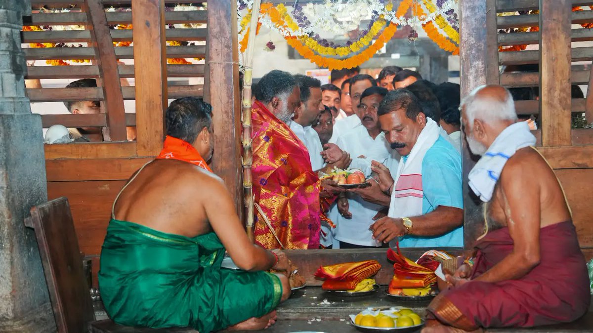 KSBasavanthappa's tweet photo. ಉಡುಪಿ ಪ್ರವಾಸದ ಸಂದರ್ಭದಲ್ಲಿ ಮಲ್ಪೆ ಕೊಡವೂರಿನ ಮಹತೋಭಾರ ಶ್ರೀ ಶಂಕರನಾರಾಯಣ ದೇವಸ್ಥಾನಕ್ಕೆ ಭೇಟಿ ನೀಡಿ, ಸ್ವಾಮಿಯ ದರ್ಶನ ಪಡೆದು ಪೂಜೆ ಸಲ್ಲಿಸಿದೆ.
ನಾಡಿನ ಜನತೆಗೆ ಸುಖ, ಶಾಂತಿ, ಸಮೃದ್ಧಿ ಹಾಗೂ ಉ���್ತಮ ಆರ��ಗ್ಯ, ರಾಜ್ಯದಲ್ಲಿ ಅಭಿವೃದ್ಧಿ ಮತ್ತು ನೆಮ್ಮದಿ ನೆಲೆಸಲಿ ಎಂದು ಪ್ರಾರ್ಥಿಸಿದೆ.
#KSBasavanthappa #Udupi #Malpe #Kodavoor https://t.co/W5Jnz2LlHZ