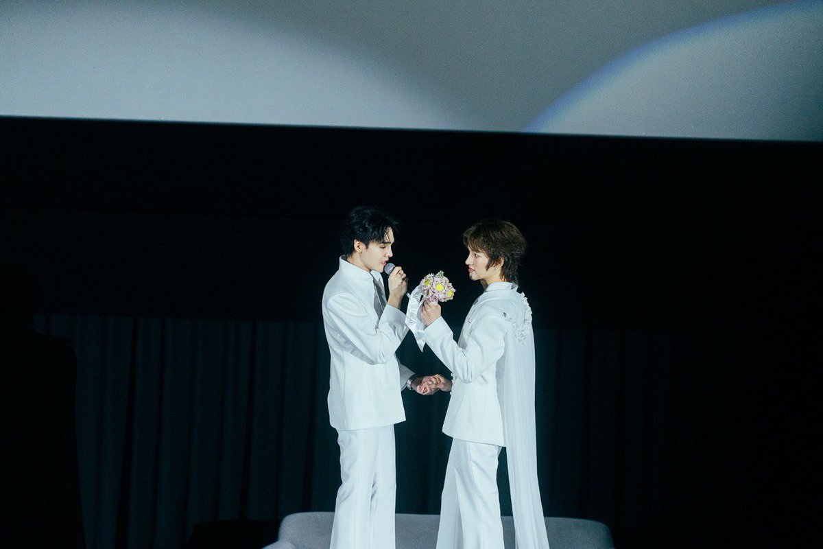 HealJaiEnt's tweet photo. “โบ๊ท-โอ๊ต” นำทีมนักแสดงส่งท้ายทุกความทรงจำ ปิดฉากซีรีส์“KNOT” อย่างยิ่งใหญ่
พร้อมประกาศจัดงาน Fanmeeting Tour เตรียมพบแฟน ๆ ทั่วโลก!
#KNOTseries #BoatYongyut #OatPasakorn #BoatOat #MflowEntertainment
#KNOTFinalPremiere #KNOTseriesEP12 #KNOTFinalEP
อ่านเพิ่มเติมได้ที่ 🔗 : https://t.co/p1nA23jL7o
เมื่อวันอาทิตย์ที่ 13 กันยายน 2569 ณ Siam Pavalai Royal Grand Theatre ชั้น 6 Siam Paragon, MFlow Entertainment จัดงาน “KNOT FINAL PREMIERE — EPISODE 12” ปิดฉากซีรีส์วาย Omegaverse กระแสแรงแห่งปี “KNOT” อย่างยิ่งใหญ่ ท่ามกลางแฟนคลับทั้งชาวไทยและต่างประเทศที่มาร่วมงานสุดอย่างคับคั่ง
บรรยากาศภายในงานเริ่มต้นด้วยการพาผู้ชมร่วมรับชมตอนจบของซีรีส์ “KNOT” ก่อนใคร พร้อมเปิดตัวทีมนักแสดง นำโดย “โบ๊ท ยงค์ยุทธ” และ “โอ๊ตภาสกร” พร้อมด้วย มิ้นท์ตี้ พลอยชยาภา, ธีม ภูเบศ, ธีร์ธีรวัฒน์, เจมส์ ศุภวิชญ์ และโฟล์ค จักริน ที่มาร่วมพูดคุยถึงเบื้องหลังการทำงาน ความรู้สึกที่มีต่อตัวละคร และช่วงเวลาที่น่าจดจำตลอดการถ่ายทำ
อีกหนึ่งไฮไลต์ของงาน คือโชว์พิเศษจากเหล่านักแสดงที่มาร่วมถ่ายทอดบทเพลงสุดไพเราะ ไม่ว่าจะเป็นเพลง “พันธนาการรัก (Bonding)” จาก “โบ๊ท ยงค์ยุทธ”, เพลง “FRIEND ZONE” จาก โอ๊ต ภาสกร, เพลง “ฝันกลางวัน (DAYDREAM)” จาก “ธีม ภูเบศ” และเพลง“เจ็บให้พอ (Invisible)” จาก “มิ้นท์ตี้ พลอยชยาภา” พร้อมด้วยโชว์สุดพิเศษอีกมากมายที่มาร่วมสร้างสีสันและเติมเต็มบรรยากาศตลอดช่วงกิจกรรม
จากนั้น MFlow Entertainment สร้างเซอร์ไพรส์ครั้งใหญ่ด้วยการประกาศจัดงาน “KNOT Fanmeeting Tour” ที่เตรียมพานักแสดงออกไปพบกับแฟน ๆ ในหลายพื้นที่ทั่วโลก ทั้งอาร์เจนตินา, บราซิล, เม็กซิโก, ชิลี, อิตาลี, ญี่ปุ่น, เกาหลี, นิวยอร์ก, เท็กซัส และสเปน พร้อมจัดงาน Fansign ในประเทศจีนกว่า 11 เมือง นอกจากนี้ยังเปิดตัวชื่อแฟนด้อมของ “โบ๊ท-โอ๊ต” อย่างเป็นทางการในชื่อ “เธอ” (THUR)
ก่อนปิดท้ายค่ำคืนด้วยการเก็บภาพร่วมกัน ส่งต่อความทรงจำจากการเดินทางของ “KNOT” ที่เต็มไปด้วยเรื่องราว ความรัก และความผูกพัน พร้อมปิดฉากซีรีส์อย่างอบอุ่น ท่ามกลางความประทับใจที่เชื่อว่าจะอยู่ในความทรงจำของแฟน ๆ ไปอีกนาน
สามารถติดตามรับชมซีรีส์ “KNOT” ครบทุกตอน แบบเวอร์ชัน UNCUT ได้บนแอป iQIYI และเว็บ https://t.co/W4jYIDVpw5 ที่เดียวเท่านั้น และรับชมแบบ Clean Version ทาง YouTube : MFlow Entertainment