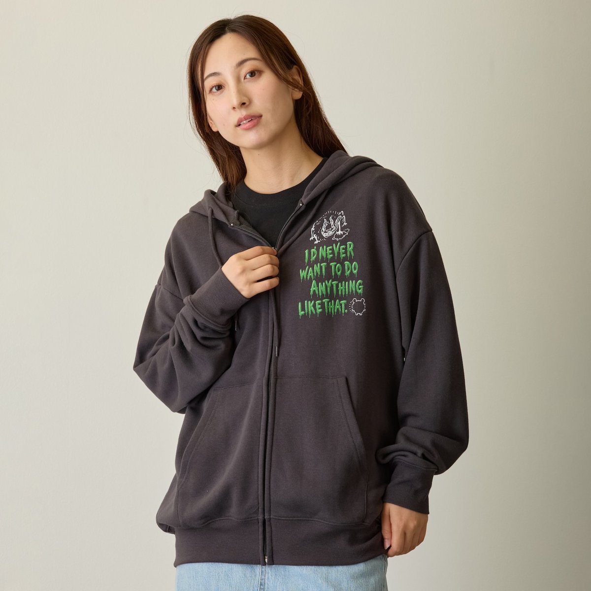 chiikawa_market's tweet photo. 🌱#ちいかわ 新商品🌱

『ジップパーカー ホラーシリーズ（M／L）（全2柄）』
各7,700円(税込)

恐怖しのびよる バックプリント👤
いつでも笑顔で まいにち着てね🍧

#ちいかわマーケット （公式通販）では
9/18(金)11時発売🌱 https://t.co/vmOyZpa7td