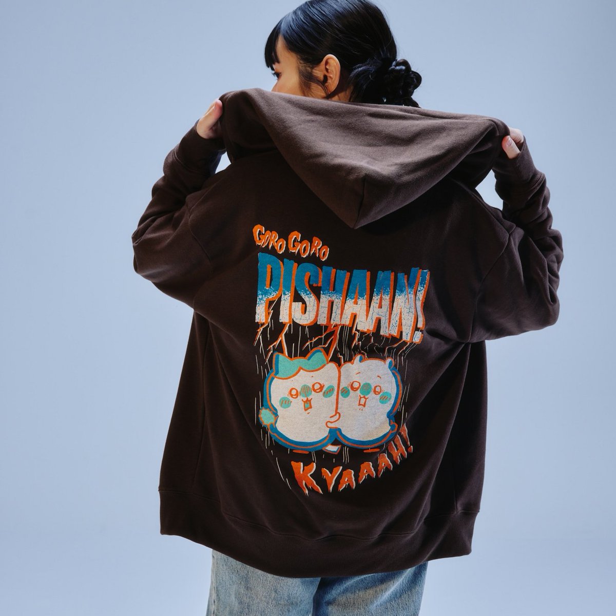 chiikawa_market's tweet photo. 🌱#ちいかわ 新商品🌱

『ジップパーカー ホラーシリーズ（M／L）（全2柄）』
各7,700円(税込)

恐怖しのびよる バックプリント👤
いつでも笑顔で まいにち着てね🍧

#ちいかわマーケット （公式通販）では
9/18(金)11時発売🌱 https://t.co/vmOyZpa7td