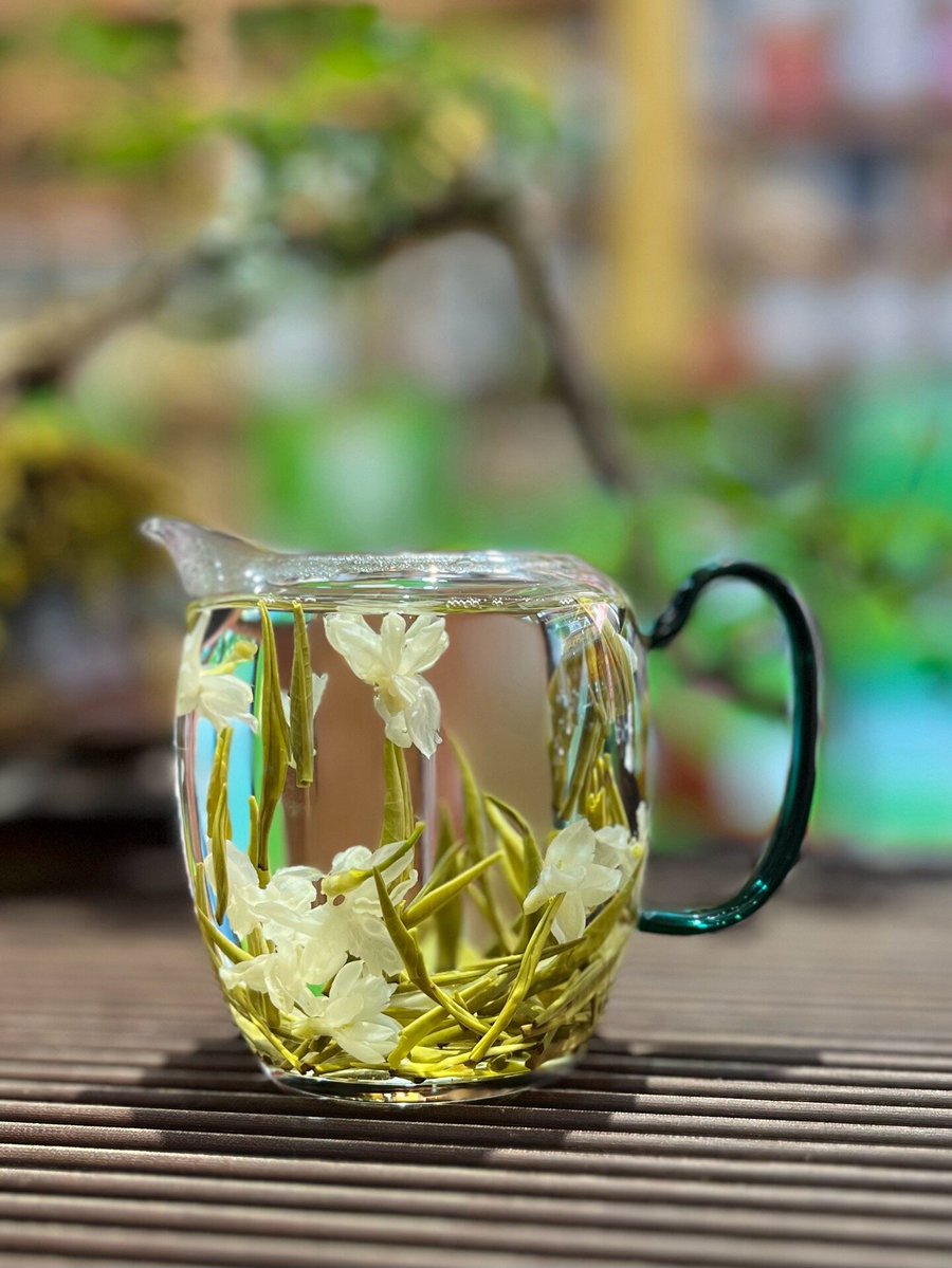 pr35t0's tweet photo. 😂😷Keemun black tea reveals smooth wine like sweetness, a bright gold cup that brings mountain calm and nourishes gently. https://t.co/iNiJs3QSWt