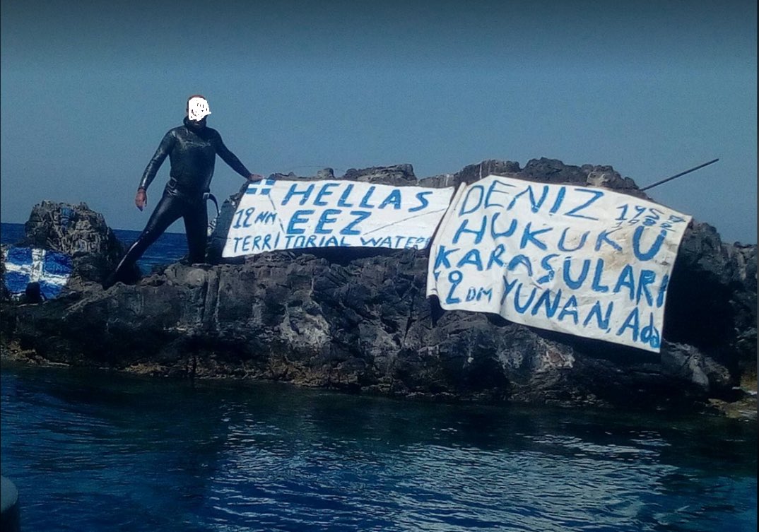 turkdegs's tweet photo. Cihat Yaycı : Bize ulaşan bilgilere göre, Yunanistan, kendisine antlaşmalarla devredilmeyen ve EGAYDAAK kapsamında bulunan Kaz Kayalıklarına Yunan bayrağı çizmiş! 

Bu açık bir egemenlik oldubittisidir.

Yunanistan’ın “Hina” dediği Kaz Kayalıkları, Rodos kıyısından 4,2 deniz mili uzaktadır.

Lozan Antlaşması imzalandığında karasuları 3 deniz miliydi. Bu nedenle Rodos ile birlikte devredilen “bağlı adacıklar”, ancak dönemin 3 millik karasuları içerisindeki unsurlardır.

Kaz Kayalıkları ise 3 milin dışındadır. Dolayısıyla Rodos’a bağlı adacık kapsamında değildir; İtalya’ya devredilmemiştir. İtalya’ya devredilmeyen bir yerin 1947 Paris Barış Antlaşması ile Yunanistan’a geçmesi de mümkün değildir.

Şimdi Yunanistan bu kayalıkların üzerine bayrağını çizmiş, burayı kendi toprağı gibi göstermeye başlamıştır.

Üstelik Yunanistan, egemenliği kendisine ait olmayan bu kayalıkları esas nokta yaparak karasularını ve deniz yetki alanlarını genişletmeye çalışmaktadır.

Herkes bu noktaya dikkat etmelidir: Kaz Kayalıkları Rodos’a bağlı değildir ve antlaşmalarla Yunanistan’a devredilmemiştir!