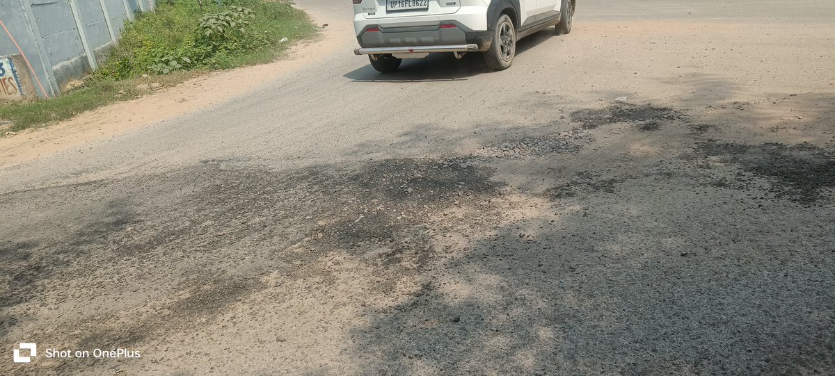 Sandeep01814044's tweet photo. नोएडा एक्सटेंशन में टूटी सड़कों का पैचवर्क हो रहा है, क्वालिटी आप सब खुद देख लीजिए @OfficialGNIDA @myogiadityanath  @GreaterNoidaW @CityGrenoWest ace city के ऑपोजिट साइड की तस्वीर https://t.co/CCCKe0yxJk