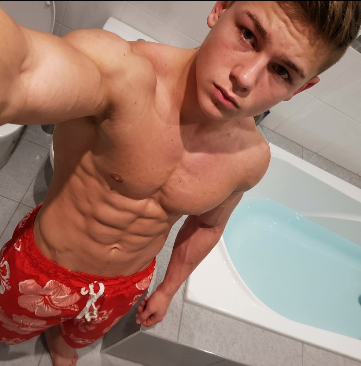 AestheticsFlo's tweet photo. Another quick one π
#waschbrettbauch #sixpack #selfie #abs #washboardabs #guys https://t.co/fmiBr8Tw8b