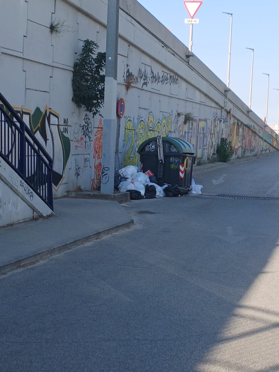Luismimartos1's tweet photo. @aytogetafe 
Salida estación Getafe industrial lleva días sin recoger luego decimos que hay ratas https://t.co/fNUwjMoksu