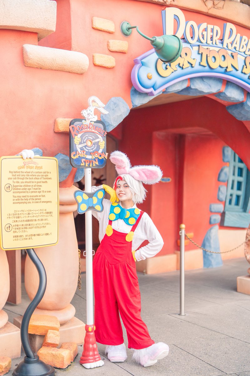 RielsFairyTale's tweet photo. 𝚁𝚘𝚐𝚎𝚛 𝚁𝚊𝚋𝚋𝚒𝚝🐇📣🎀

ロジャーラビットの衣装はほぼ手作りなんですけど、リボンがこの標識と一緒すぎて嬉しかった🤣笑
右側の黄色のまるの配置がほぼ一緒でびっくり！

#dハロ仮装2026 #ロジャーラビット仮装
#rogerrabbitcosplay https://t.co/TCnpQrqcEr