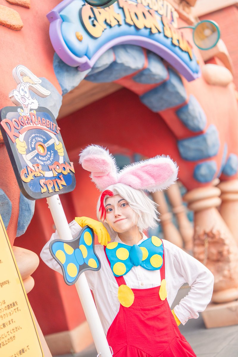 RielsFairyTale's tweet photo. 𝚁𝚘𝚐𝚎𝚛 𝚁𝚊𝚋𝚋𝚒𝚝🐇📣🎀

ロジャーラビットの衣装はほぼ手作りなんですけど、リボンがこの標識と一緒すぎて嬉しかった🤣笑
右側の黄色のまるの配置がほぼ一緒でびっくり！

#dハロ仮装2026 #ロジャーラビット仮装
#rogerrabbitcosplay https://t.co/TCnpQrqcEr