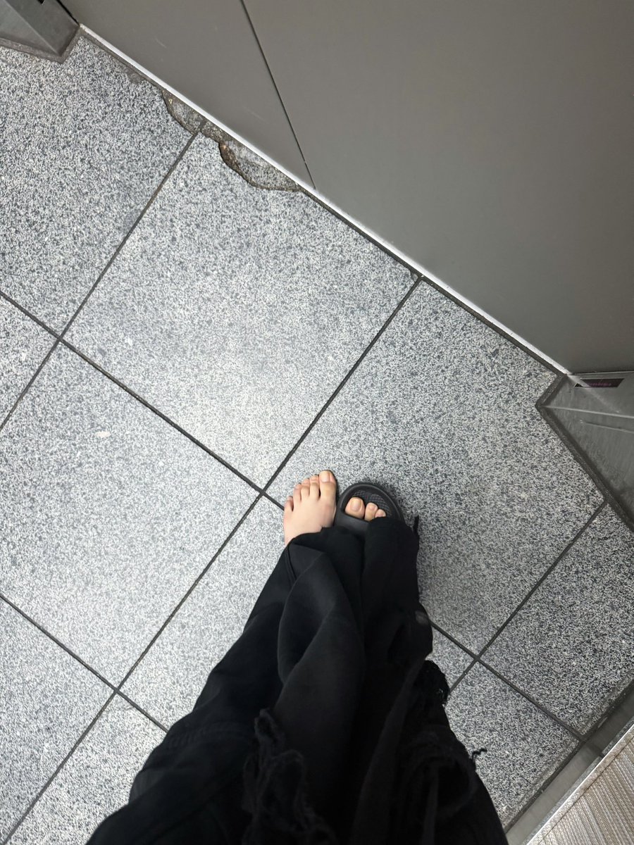 amane_fz1026's tweet photo. 靴運が最近本当にない！

こないだタクシーに乗る時に、どうやら片方の靴を落としちゃったみたいで
降りる時「靴が無い！！！！！」って気づいて、タクシーの中を探したんだけど見つからず。
運転手さんも「靴……？」って困ってて、「すみません、もう降ります！！」って降りて、やむを得ず銀座をほんの少しだけ片っぽ裸足で歩きました。