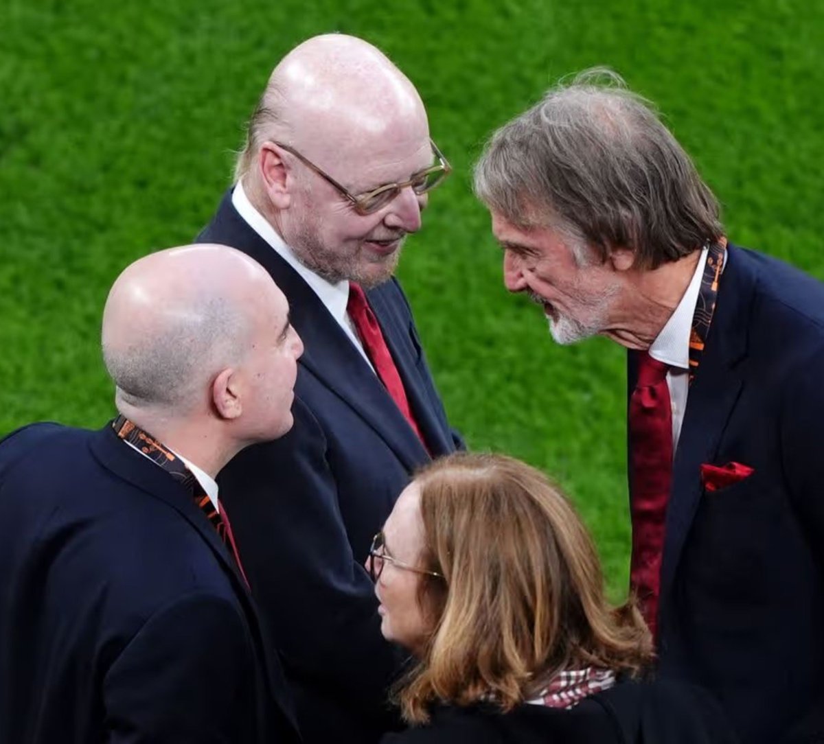UtdFaithfuls's tweet photo. Man Utd's BIGGEST problem all in one photo. https://t.co/eimZ5DIe5Y