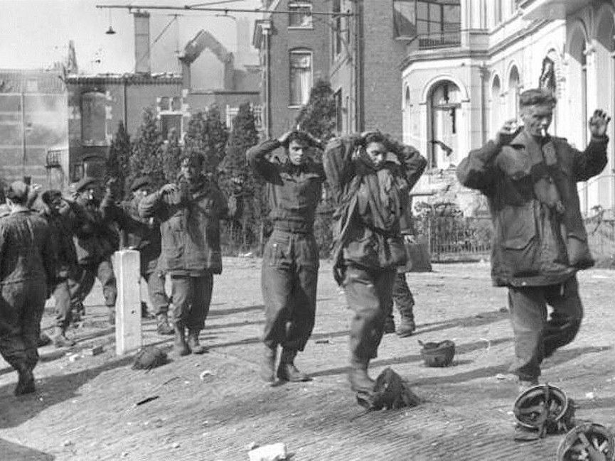 TheHistoryPress's tweet photo. #OnThisDay in 1944, the greatest airborne operation in history commences, the Battle of Arnhem.🪖✈️ Learn more👉: https://t.co/hybcJb95JU #OTD #WW2 #SecondWorldWar https://t.co/KIVERPQRcM