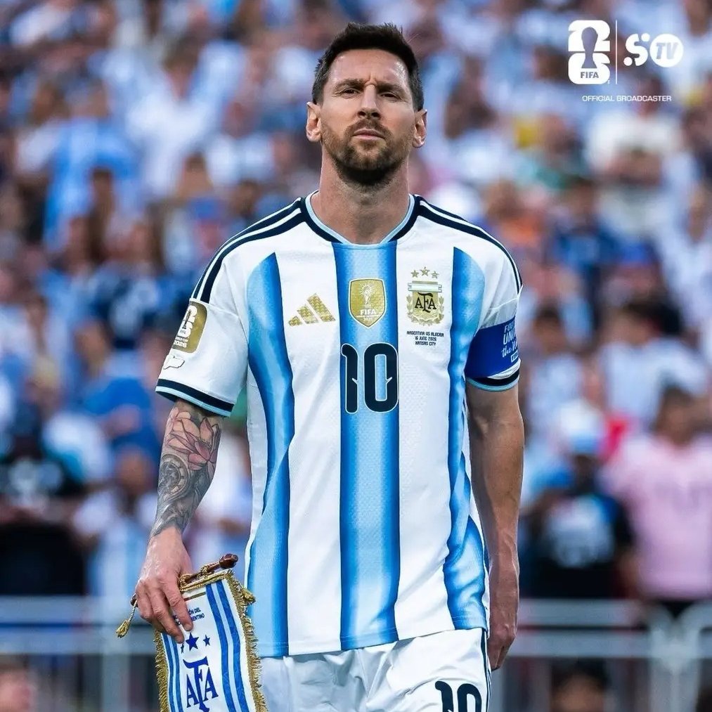 MessiXtraHQ's tweet photo. 🚨 𝗕𝗥𝗘𝗔𝗞𝗜𝗡𝗚: Lionel Messi is currently among the TOP 3 favourites to win the Ballon d'Or as per Bookmakers. https://t.co/bz6kV7VfRl