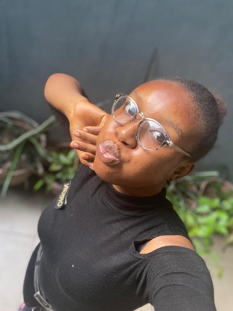 Beatric337's tweet photo. I just came across one of my old photos from when I was wearing medicated glasses. 

I was working at the front of house and was always on the screen, editing price lists for all our vendor apps Jumia, Glovo, and Chowdeck.

I was constantly staring at the screen, and eventually, I developed eye issues. 

Anyways, thank God I’m no longer wearing glasses. 

People who wear glasses, you guys are really trying
