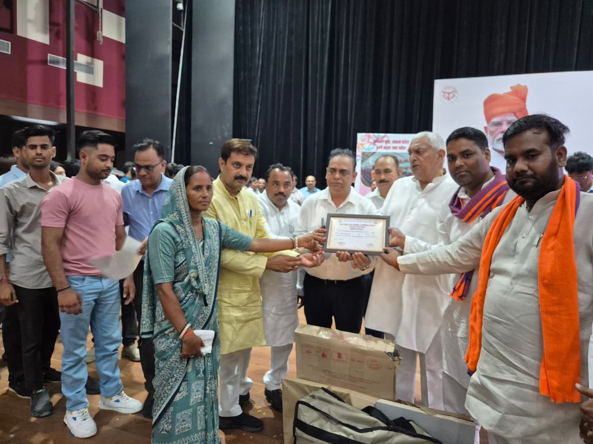 dmJalaun's tweet photo. आज माननीय प्रधानमंत्री श्री @narendramodi जी के 76वें जन्मदिवस के उपलक्ष्य में सेवा, सम्मान और स्वावलंबन की भावना को समर्पित ‘सेवा संकल्प अभियान’ का शुभारंभ राजकीय मेडिकल कॉलेज, उरई के ऑडिटोरियम में मा0 विधायकगण, मा0 जनप्रतिनिधियों  की उपस्थिति में किया गया। 
कार्यक्रम के दौरान माननीय जनप्रतिनिधियों, अधिकारियों के  द्वारा प्रशस्ति पत्र,  सिलाई मशीन स्प्रिंकलर टूल  उपहार आदि प्रदान कर सम्मानित किया गया। @CMOfficeUP @InfoDeptUP