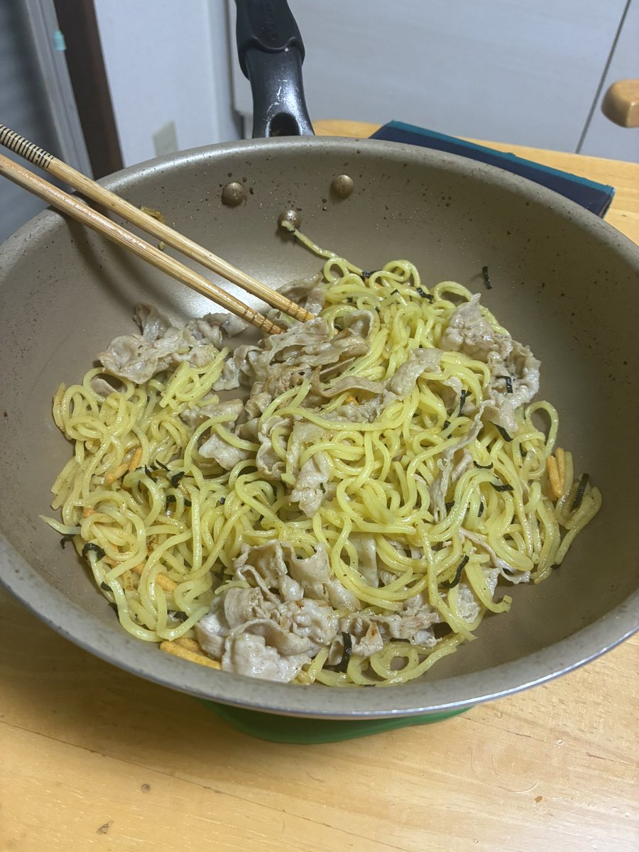 makima_ayanami's tweet photo. マンチ飯④
今回は、【適当塩焼きそば】
お茶漬けの元と豚バラ、麺を混ぜ、適当に塩をふった一品。 一切映えないが、高校時代の深夜飯が、最高！ 思い出に浸りながら、完食するべし。 https://t.co/Vgv6KZHL3T